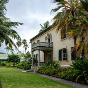 On the Ali'i Drive side, a simple entry greets visitors.