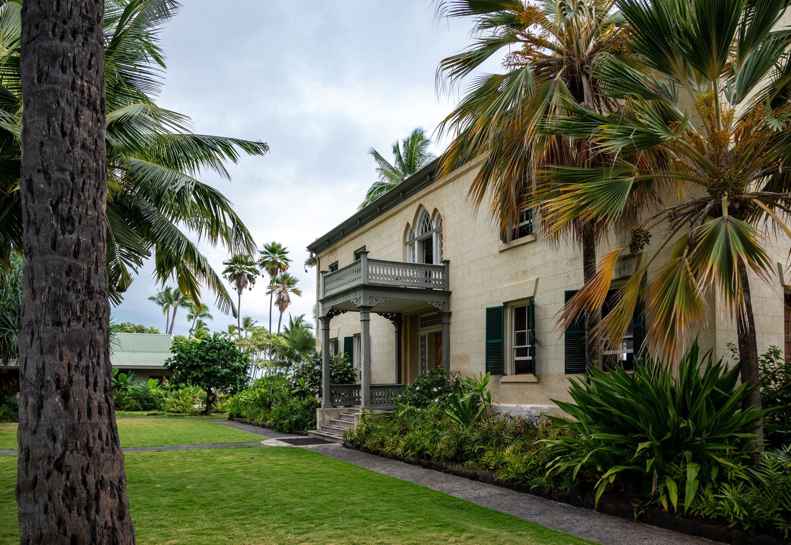 On the Ali'i Drive side, a simple entry greets visitors.