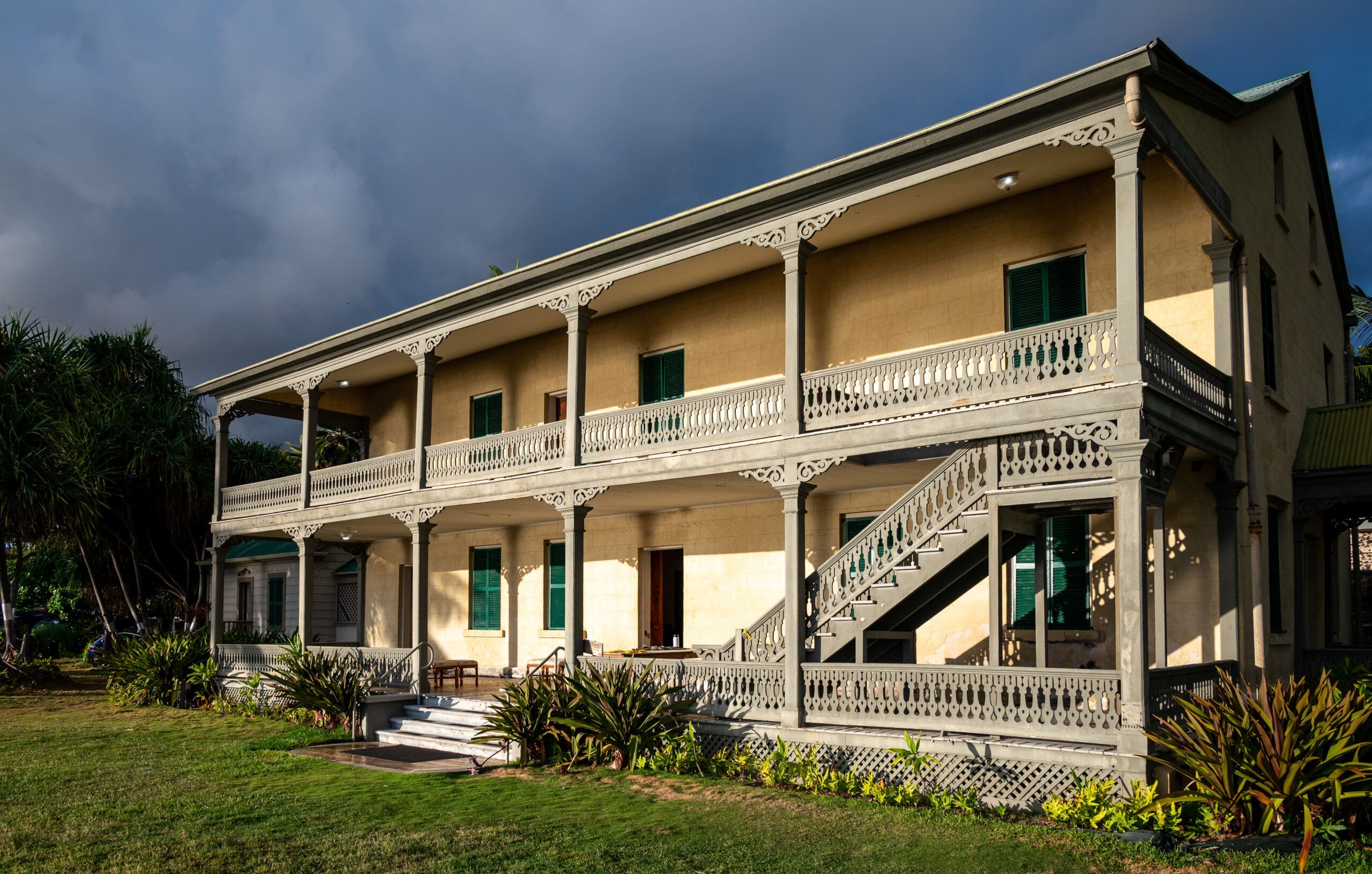 Two levels of ocean facing lanai's bring cool sea breezes into the Palace.